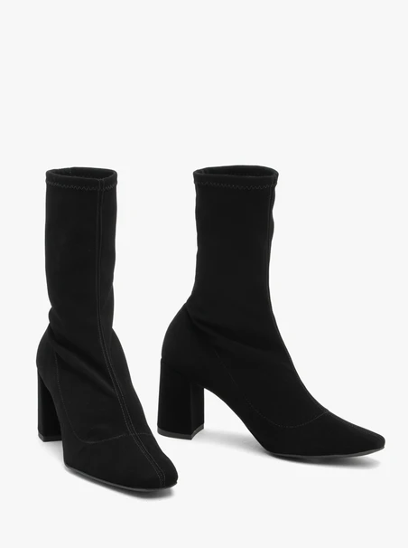 Schwarze, höhere Sockenstiefel mit Stilettoabsatz
