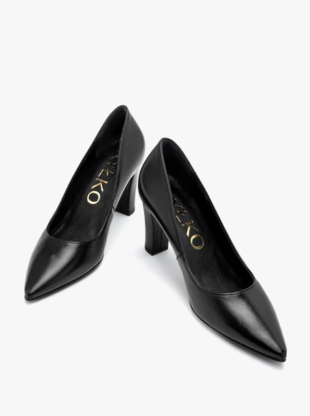 Schwarze Pumps mit klobigem Stilettoabsatz