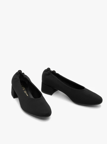 Damen Pumps aus schwarzem Stoff