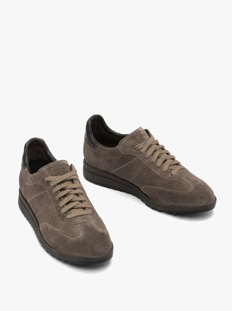 Braune sportliche Schnürhalbschuhe