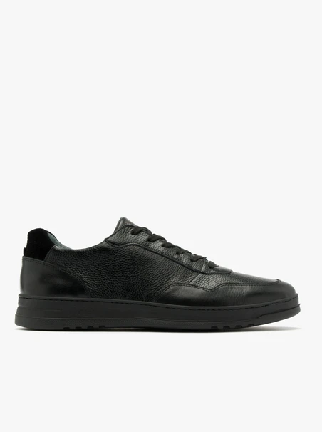 Schwarze halbe Sportschuhe
