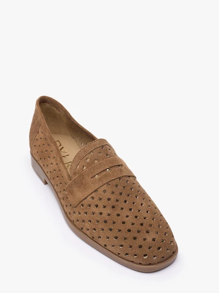 Dunkelbeige Mokassins mit Perforationen