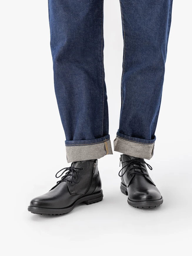 Schwarz genarbte Lederstiefel
