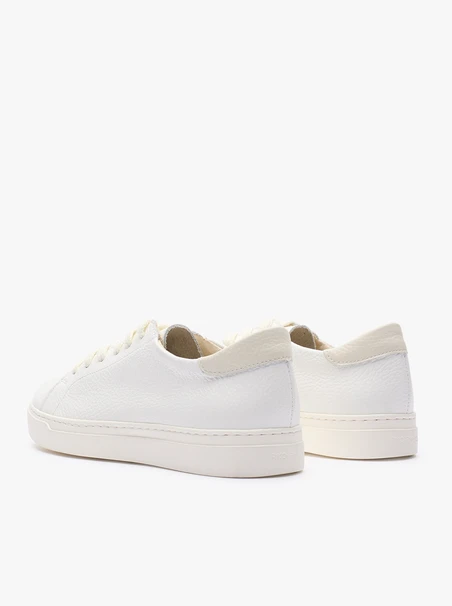 Weiße Turnschuhe aus genarbtem Leder