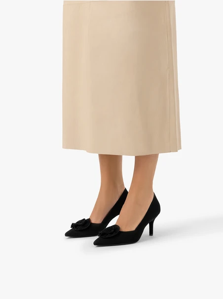 Schwarze Pumps aus Veloursleder mit Blumendetails