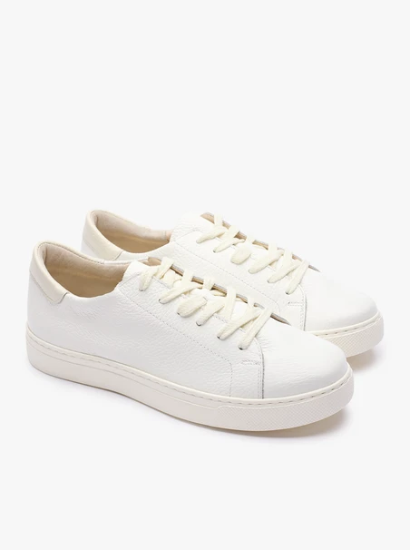 Weiße Turnschuhe aus genarbtem Leder
