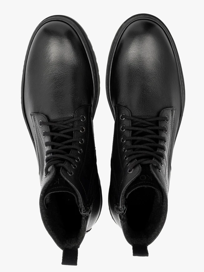 Schwarze Herrenstiefel mit Logo auf dem Schaft