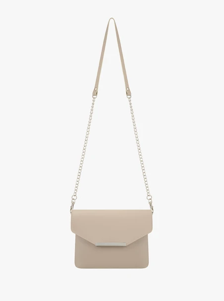 Beigefarbene Kupplungstasche mit Kette