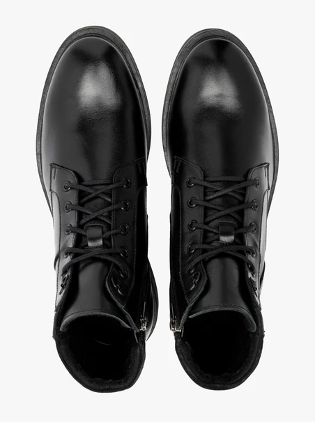 Schwarze Herrenstiefel mit Ziernähten auf dem Schaft
