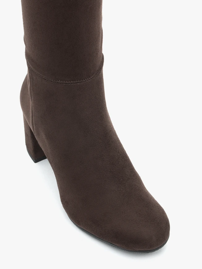 Dunkelbraune Stiefel mit schmalem, flexiblem Schaft