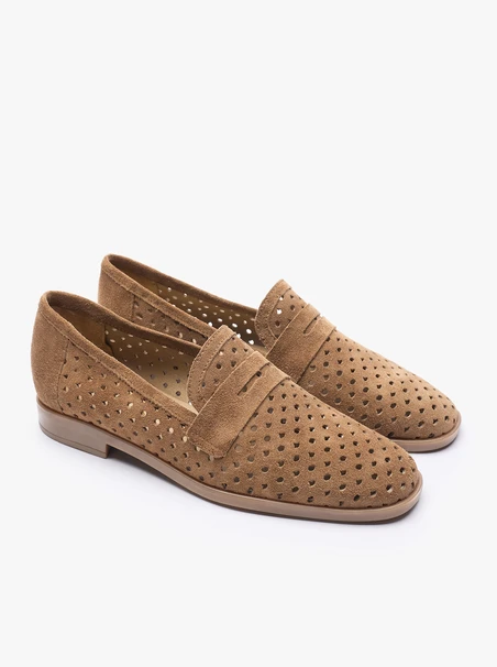 Dunkelbeige Mokassins mit Perforationen
