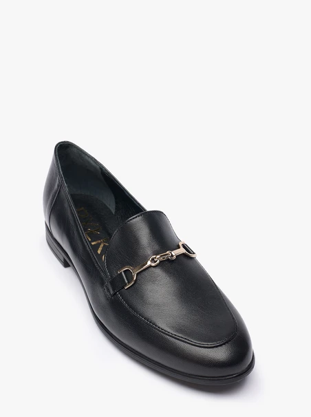 Mokassins aus schwarzem Leder mit goldenen Details