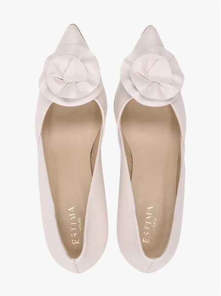 Cremefarbene Hochzeitsblumen-Stiletto-Pumps
