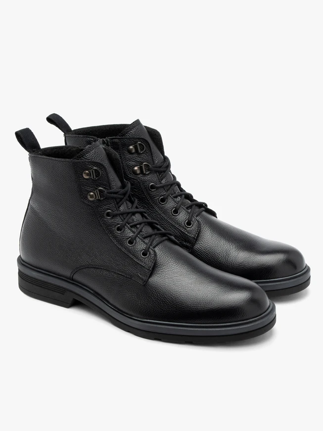 Herrenstiefel mit schwarzem Boden und kontrastierendem Einsatz