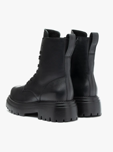 Schwarz genarbte Lederstiefel