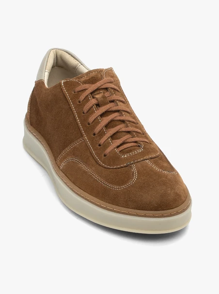 Braune und weiße Schnürhalbschuhe