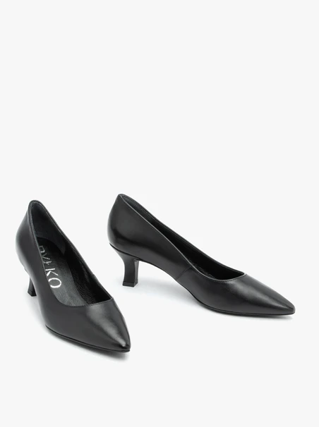 Schwarze Pumps mit Absatz aus genarbtem Leder