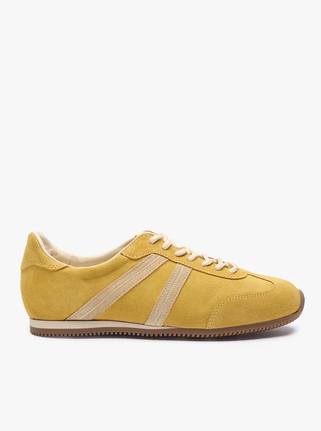 Gelbe Turnschuhe aus Veloursleder