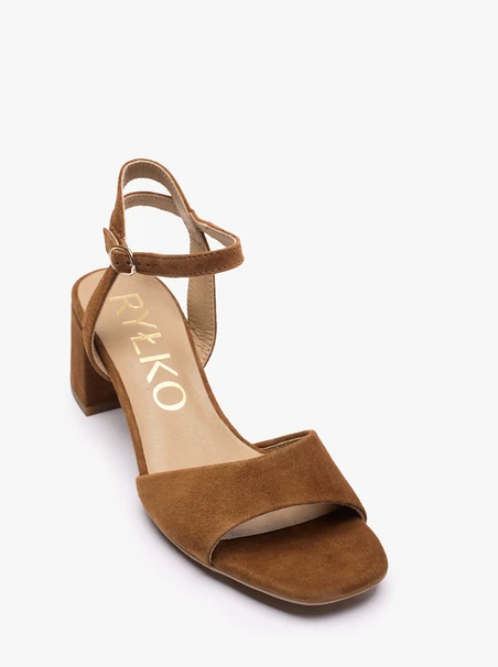 Hellbraune Sandalen mit festem Absatz