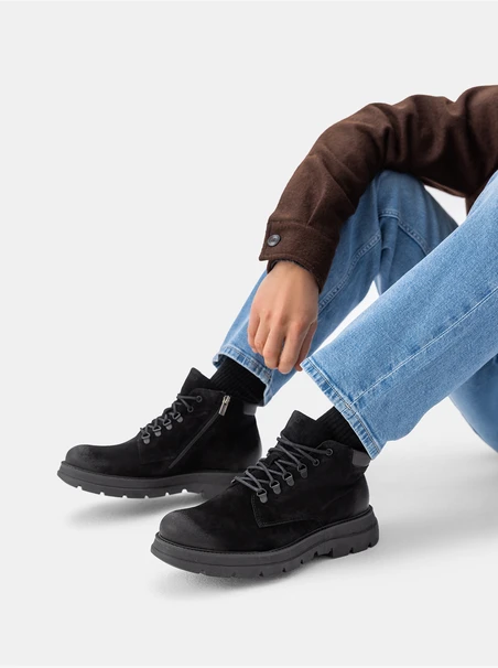 Schwarze Herrenstiefel mit festem Boden