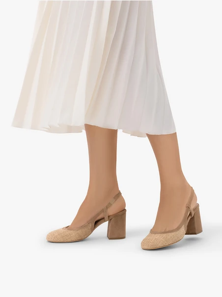 Beigefarbene Pumps aus Stoff und Leder