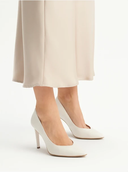 Cremefarbene hohe Stiletto-Pumps