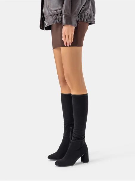 Schwarze Stiefel mit flexiblem, schmalem Schaft
