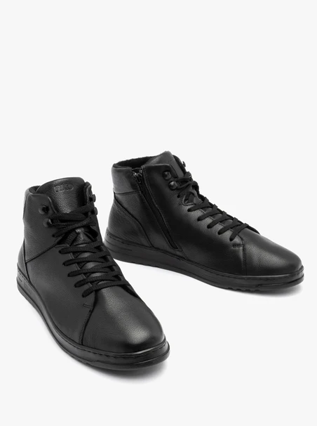 Schwarze isolierte Herrenstiefel mit leichtem Boden