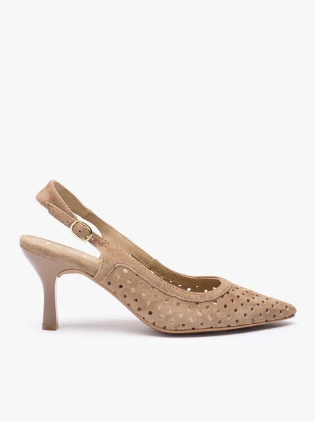 Hellbraune Pumps mit Perforationen