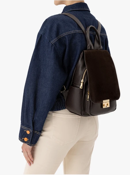 Brauner Lederrucksack mit goldener Schnalle