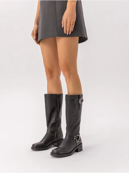 Schwarze Biker-Stiefel aus genarbtem Leder