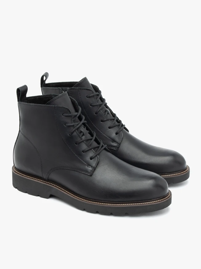 Schwarz genarbte Lederstiefel