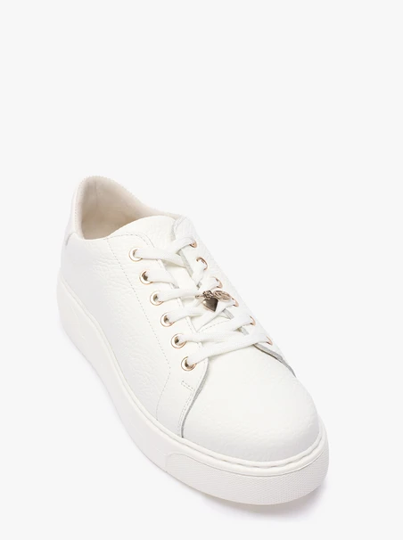 Weiße Turnschuhe aus genarbtem Leder