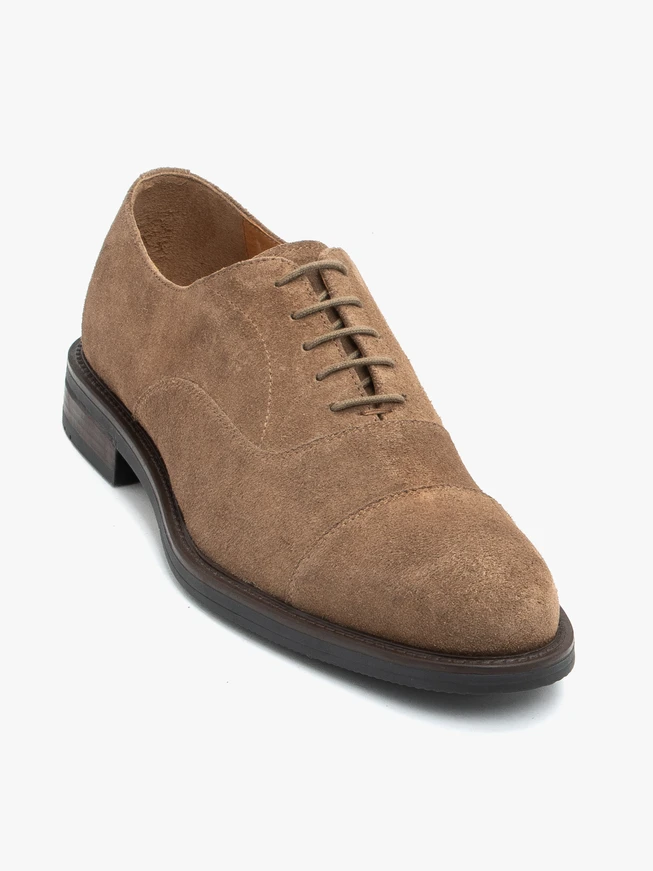 Halbschuhe aus braunem Veloursleder zum Schnüren