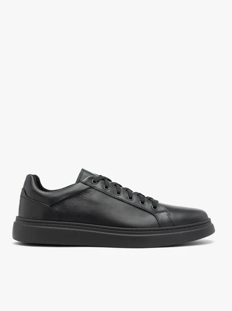 Schwarze Sportschuhe zum Schnüren