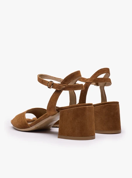 Hellbraune Sandalen mit festem Absatz