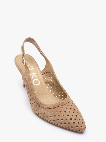 Hellbraune Pumps mit Perforationen
