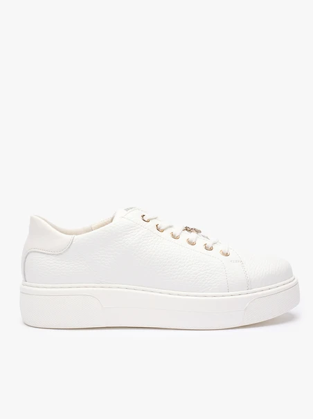 Weiße Turnschuhe aus genarbtem Leder