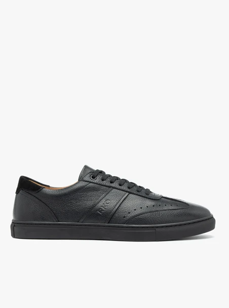 Schwarze Sporthalbschuhe mit weißer Sohle