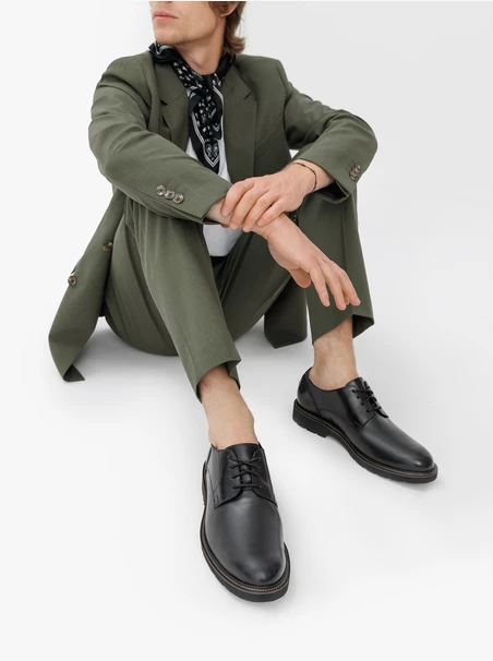 Schwarze Halbschuhe aus Leder zum Schnüren