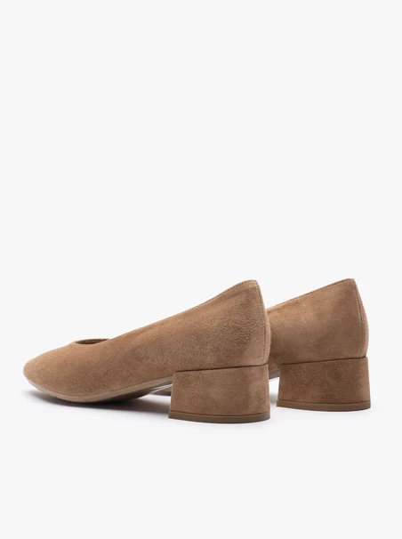 Hellbraune niedrige Stiletto-Pumps