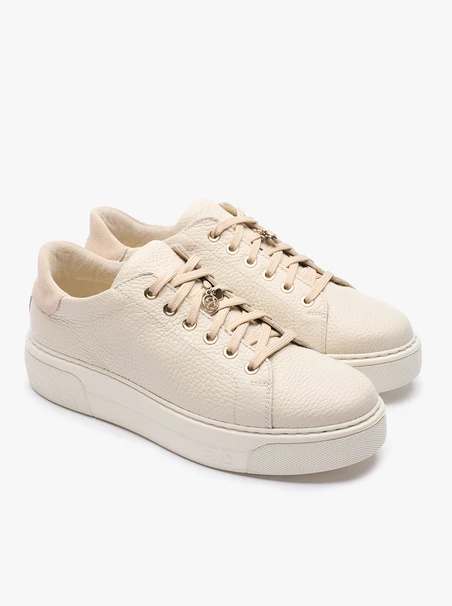 Cremefarbene Turnschuhe aus Leder und Velours
