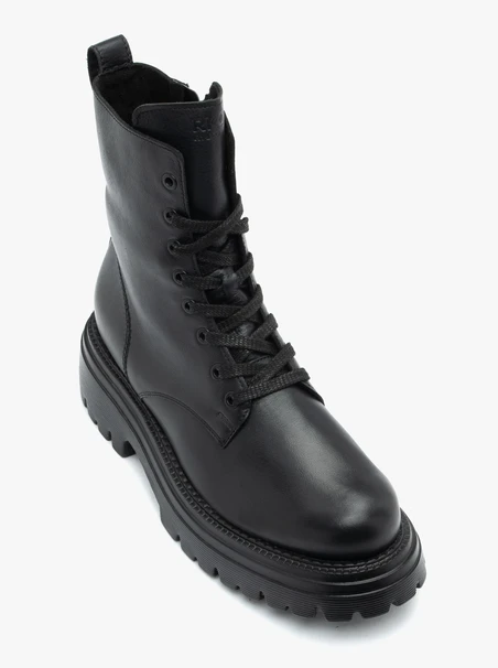 Schwarz genarbte Lederstiefel