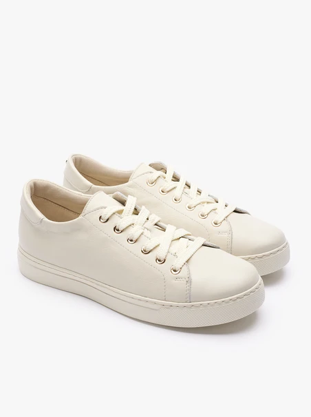 Weiße Turnschuhe aus genarbtem Leder
