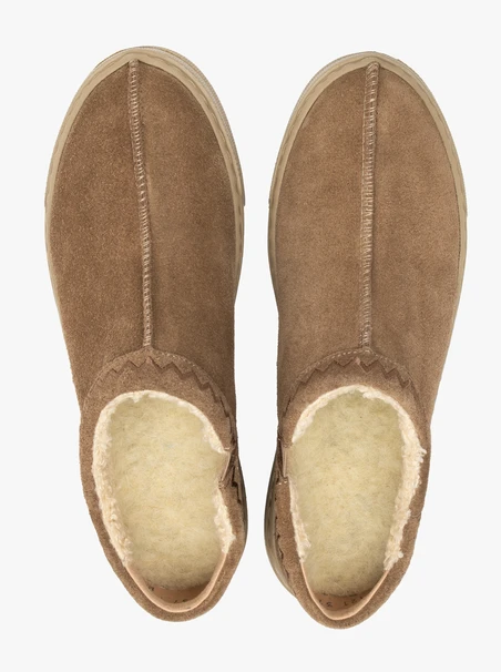 Beigefarbene isolierte kurze Schneestiefel mit Nähten