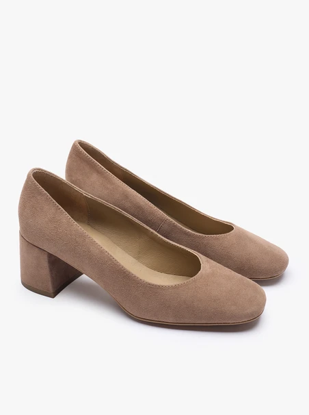 Hellbraune Pumps aus Veloursleder