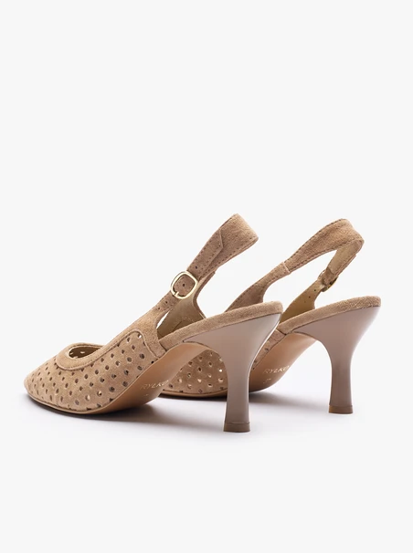 Hellbraune Pumps mit Perforationen