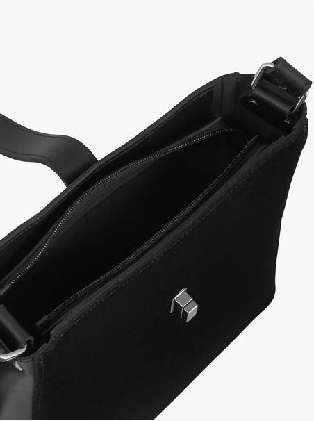 Schwarze mittelgroße Tasche mit Schnalle