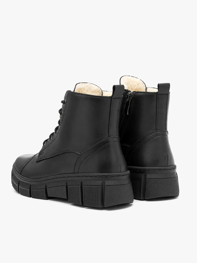 Isolierte Stiefel aus schwarzem Schafsleder