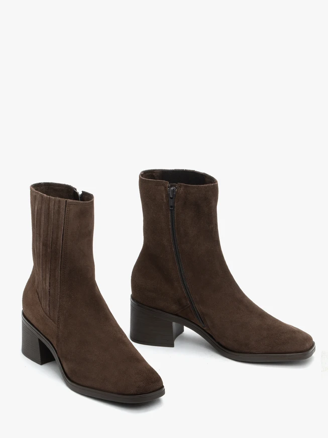 Braune Stiletto-Absätze mit Nähten